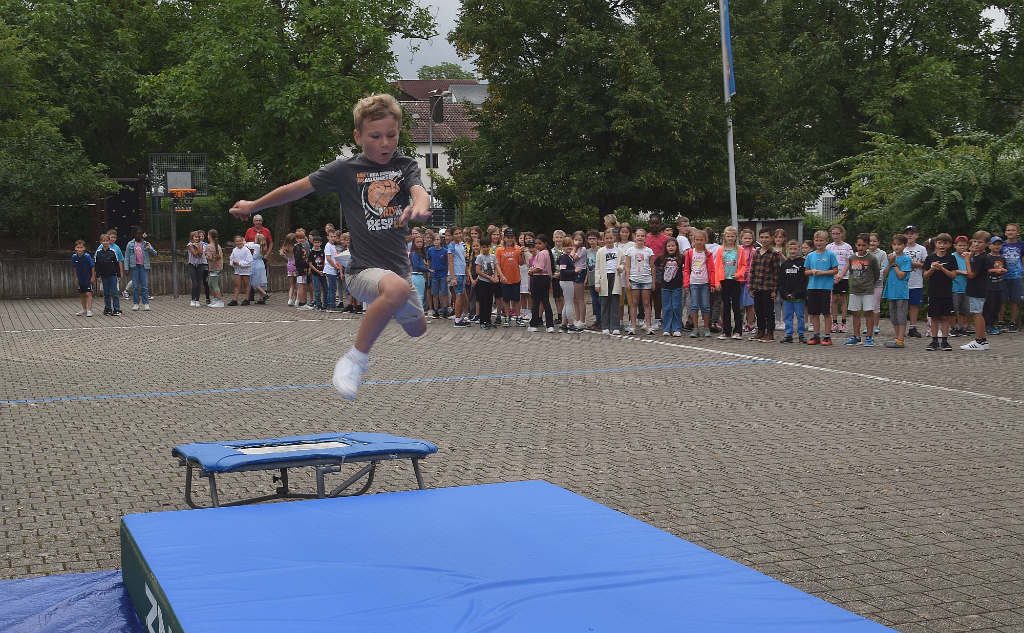 Foto mit Kind, das von einem Trampolin springt